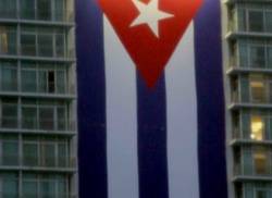 desplegada-bandera-cubana-en-fachada-del-hotel-habana-libre