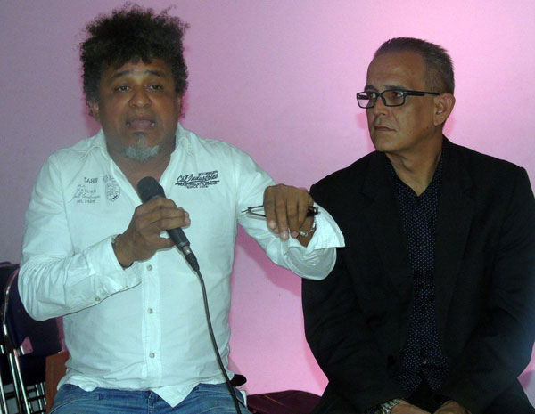 Cantautores cubanos Raúl Paz y Polito Ibáñez en la presentación de fonograma "Vidas".