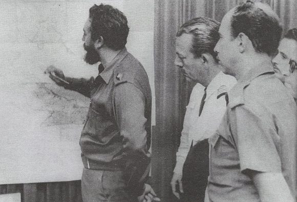 Fidel Castro dirige personalmente la búsqueda del Comandante Camilo Cienfuegos, el piloto y su escolta. Foto: Fidel Soldado de las Ideas.