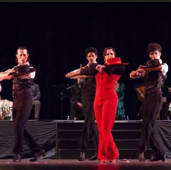 Cynthia Cano primera bailaora del Ballet Flamenco Lo Ferro España con bailarines del BEC en la Gala de La Zambra al Café Cantante