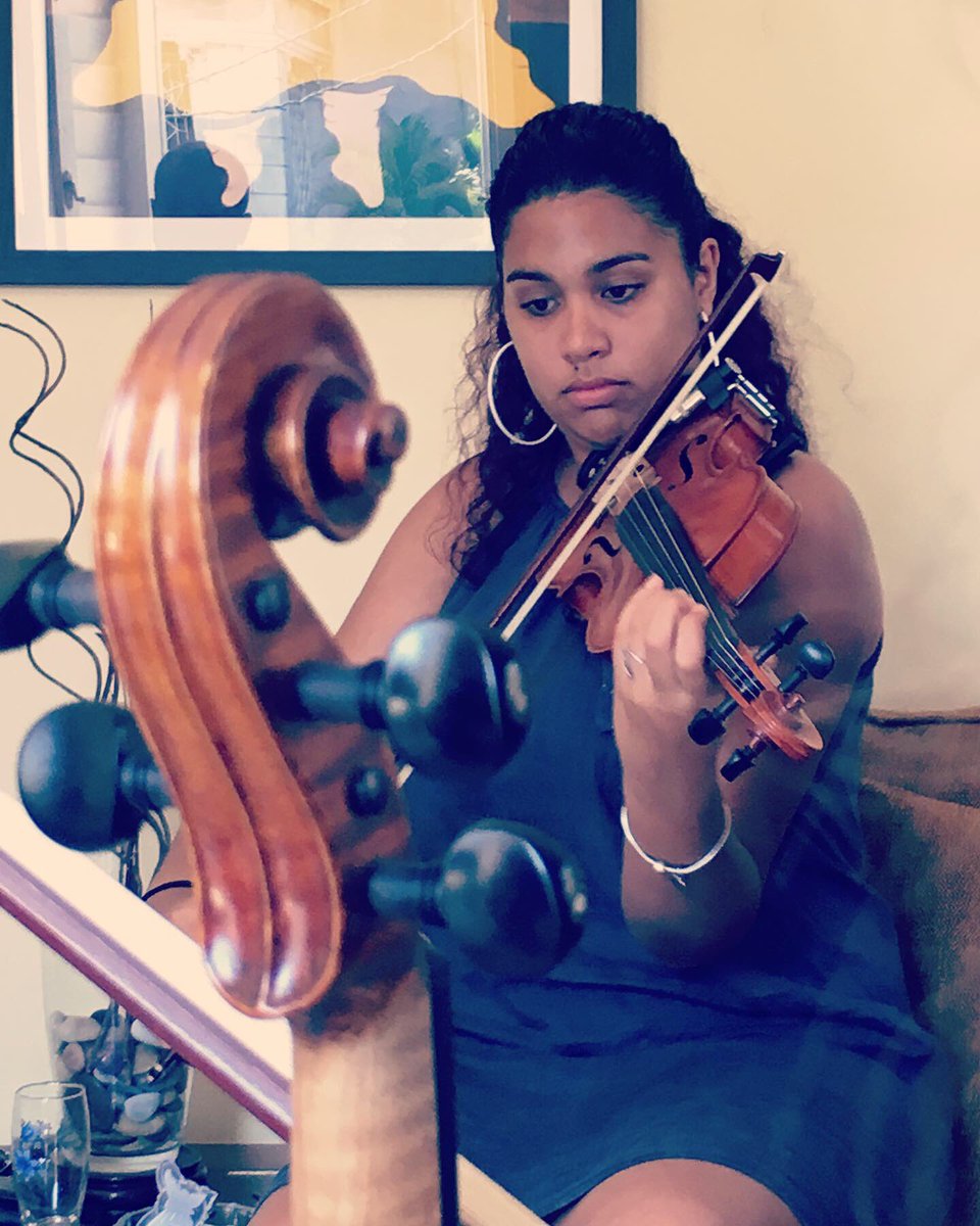 une-jeune-violoniste-cubaine-termine-troisieme-dun-concours-en-ligne-organise-en-france