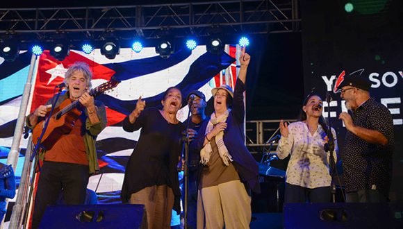 por-la-victoria-del-si-en-el-referendo-constitucional-cantaron-miles-de-cubanos-fotos