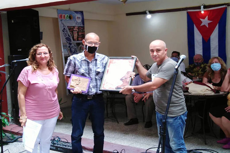 entregan-premio-nacional-jose-manuel-guarch-al-investigador-cubano-rafael-avila