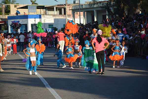 carnaval-infantil-colorido-espectaculo-en-calles-de-matanzas