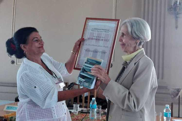 premian-a-historiadora-de-ciudad-cubana-en-feria-del-libro