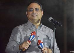 el-caballero-de-la-salsa-sube-la-temperatura-del-malecon-habanero