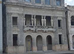 el-palacio-de-las-cariatides-en-el-malecon-tradicional-la-huella-de-union-club