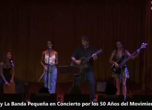 ariel-diaz-y-la-banda-pequena-desde-el-escenario-del-teatro-abelardo-estorino