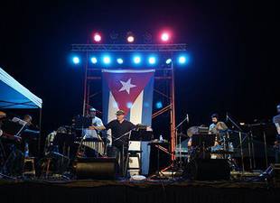 gracias-silvio-por-la-necedad-de-vivir-y-cantar-por-los-barrios-sin-tener-precio