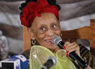 homenaje-a-omara-portuondo-en-el-centro-cultural-dulce-maria-loynaz