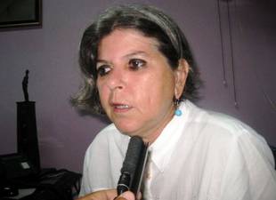 la-sombra-protectora-la-salvacion-en-versos-de-mujer-por-alain-valdes-sierra