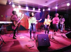 mujeres-en-el-escenario-el-nuevo-espacio-del-cafe-cantante-mi-habana