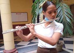 nachito-herrera-entrega-donativo-de-instrumentos-musicales-al-conservatorio-amadeo-roldan