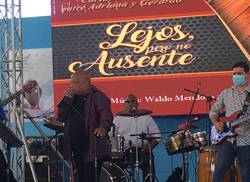 presentan-libro-cd-lejos-pero-no-ausente-de-waldo-mendoza-y-alex-diaz