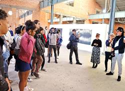 sostiene-encuentro-con-estudiantes-de-arte-director-de-la-bienal-de-la-habana