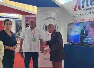visita-ministro-de-cultura-stand-de-artex-sa-en-fihav-2022