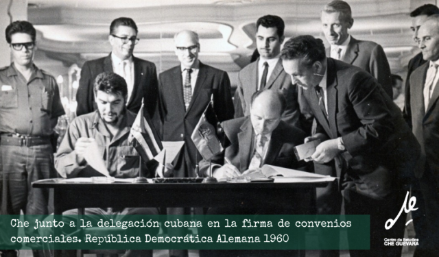 Che junto a la delegación cubana en la firma de convenios comerciales. RDA 1960