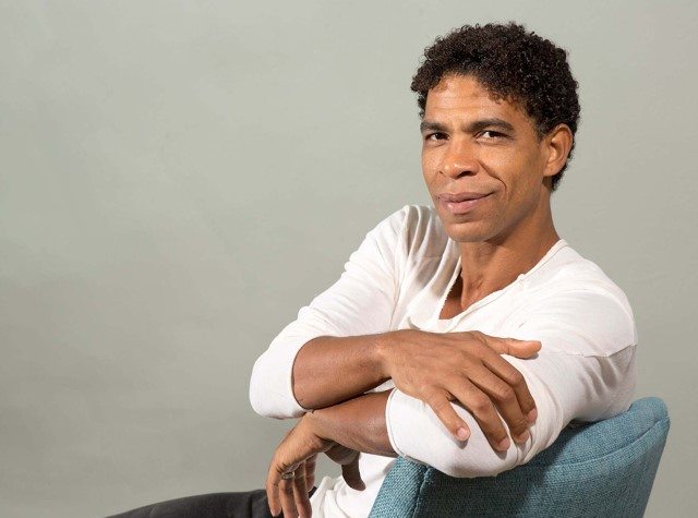 carlos-acosta-with-his-feet-in-the-sky-and-his-soul-in-cuba