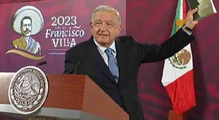 ignacio-ramonet-presents-amlo-with-his-book-100-hours-with-fidel