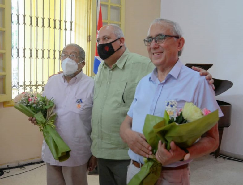 la-distinction-pour-la-culture-cubaine-fait-leloge-du-travail-des-poetes-internationaux