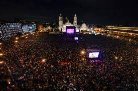 le-zocalo-de-mexico-rempli-pour-le-concert-de-silvio-rodriguez