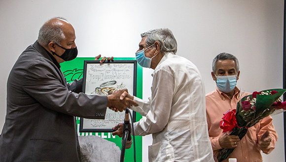 julio-travieso-serrano-recibe-el-premio-nacional-de-literatura-2021