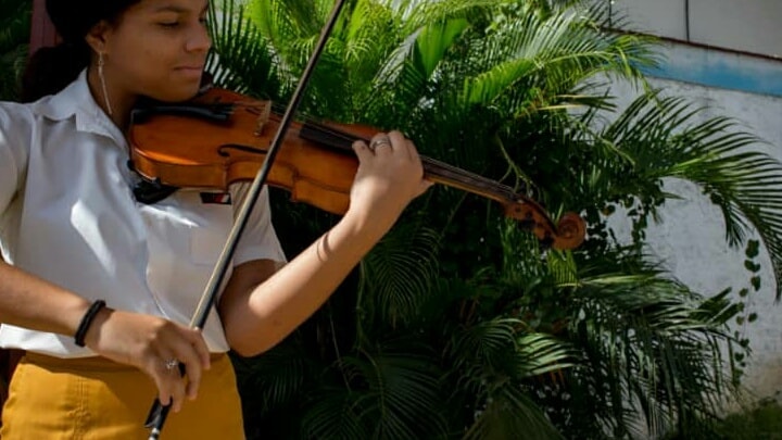 a-beneficial-and-suggestive-cuban-music-festival-for-fretted-strings