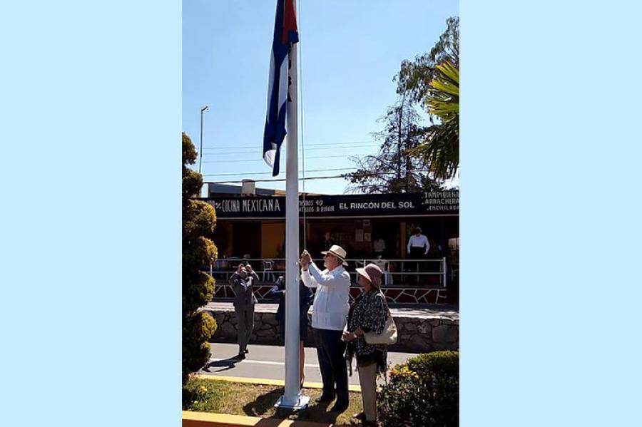 le-drapeau-cubain-flotte-sur-lavenue-des-nations-au-mexique