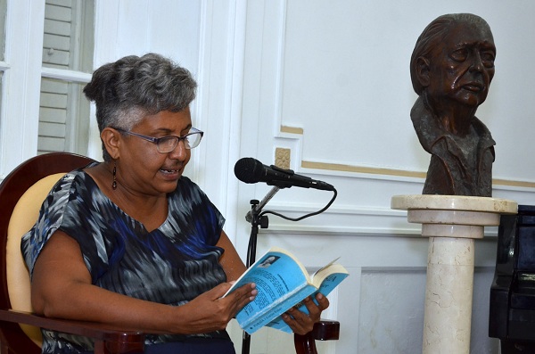 libro-a-la-carta-con-la-poeta-y-ensayista-caridad-atencio