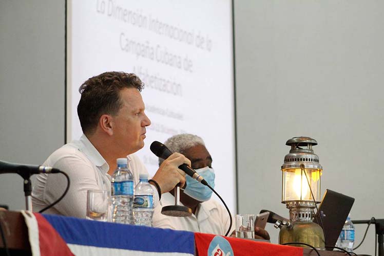 recuerdan-en-casa-de-las-americas-campana-de-alfabetizacion-en-cuba