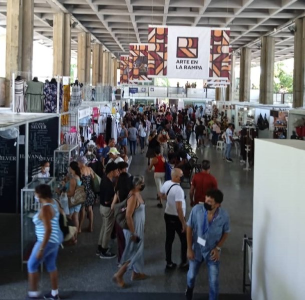 abrio-sus-puertas-al-publico-xxi-feria-arte-en-la-rampa