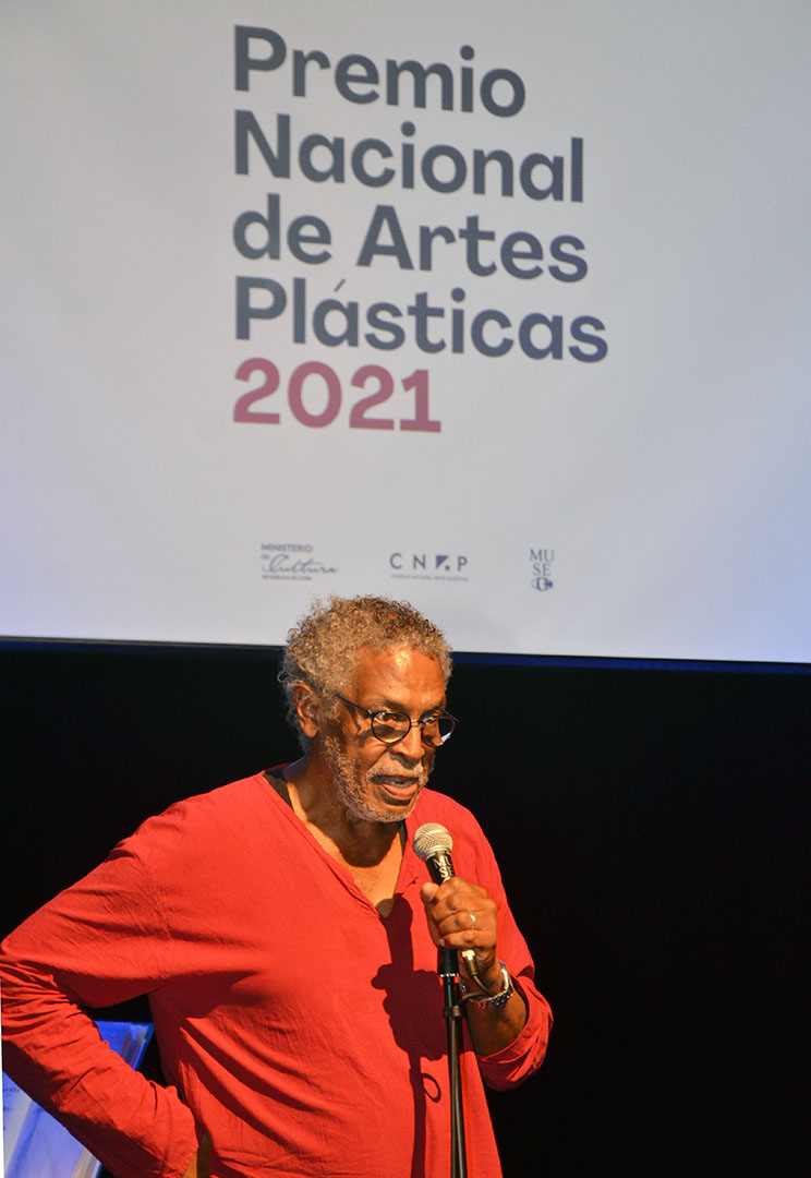 alberto-lescay-recibe-premio-nacional-de-artes-plasticas-2021