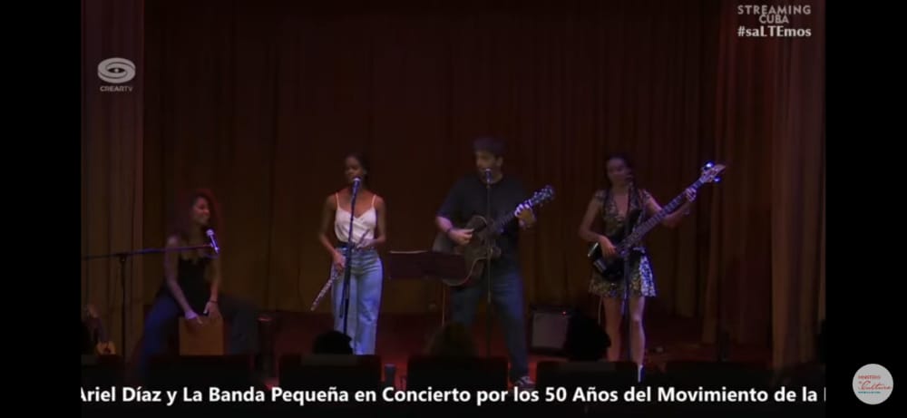 ariel-diaz-y-la-banda-pequena-desde-el-escenario-del-teatro-abelardo-estorino