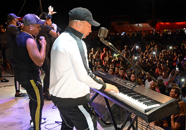 con-exito-de-publico-maykel-blanco-y-su-orquesta-en-nueva-gerona