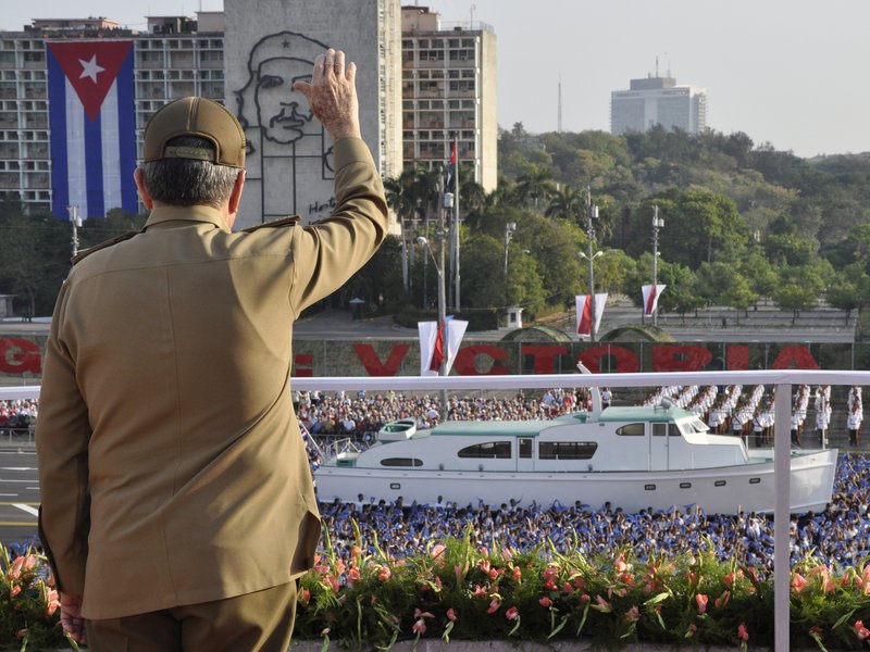 defendamos-con-todo-a-la-revolucion-lo-demas-como-ha-dicho-raul-es-cuento-del-enemigo