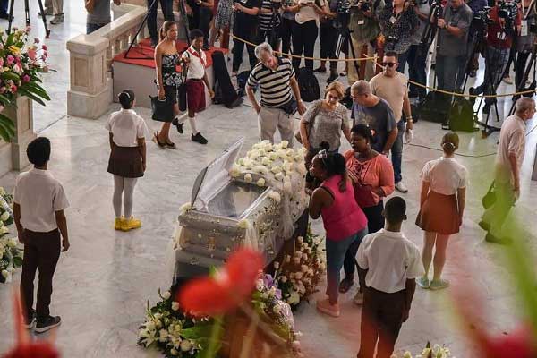 el-pueblo-cubano-honra-a-alicia-flores-para-la-reina