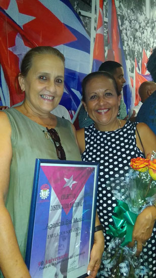 entregan-a-trabajadores-de-la-cultura-certificados-de-vanguardias-nacionales