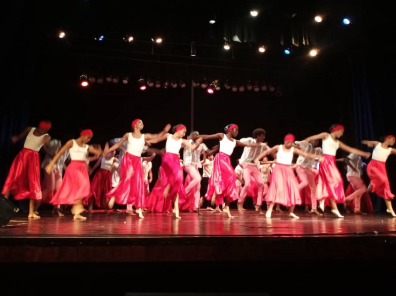 gradua-la-ena-a-jovenes-bailarines-cubanos-en-su-aniversario-60