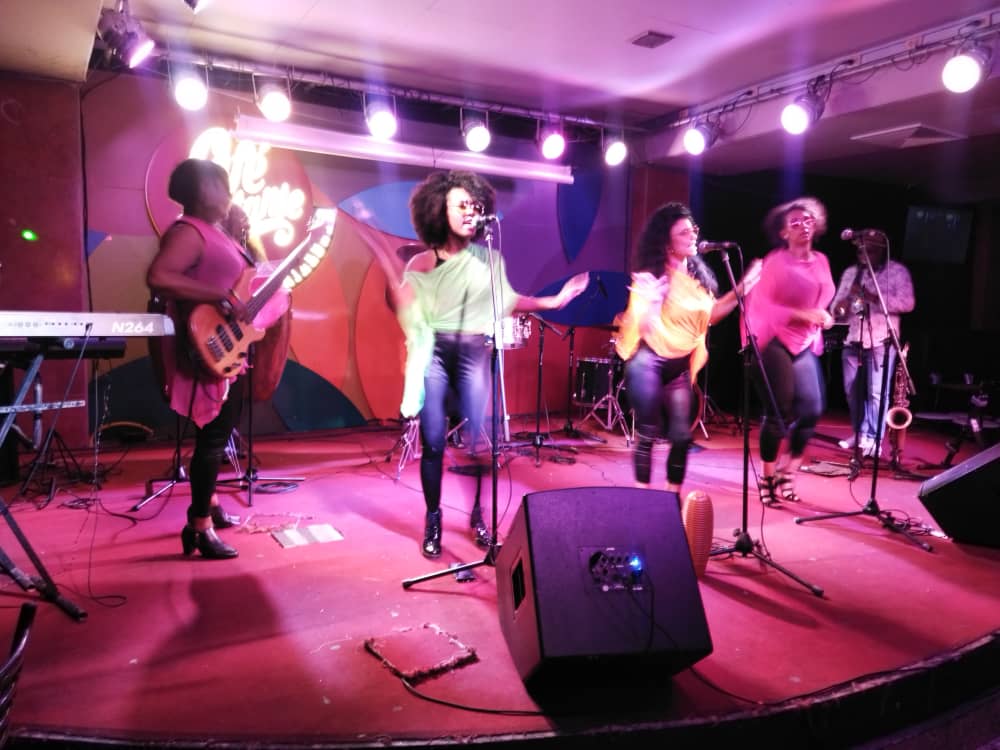 mujeres-en-el-escenario-el-nuevo-espacio-del-cafe-cantante-mi-habana