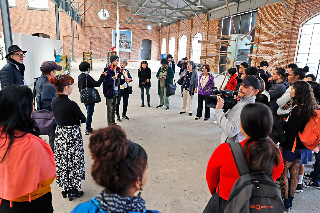 participan-estudiantes-de-arte-en-recorrido-bienal