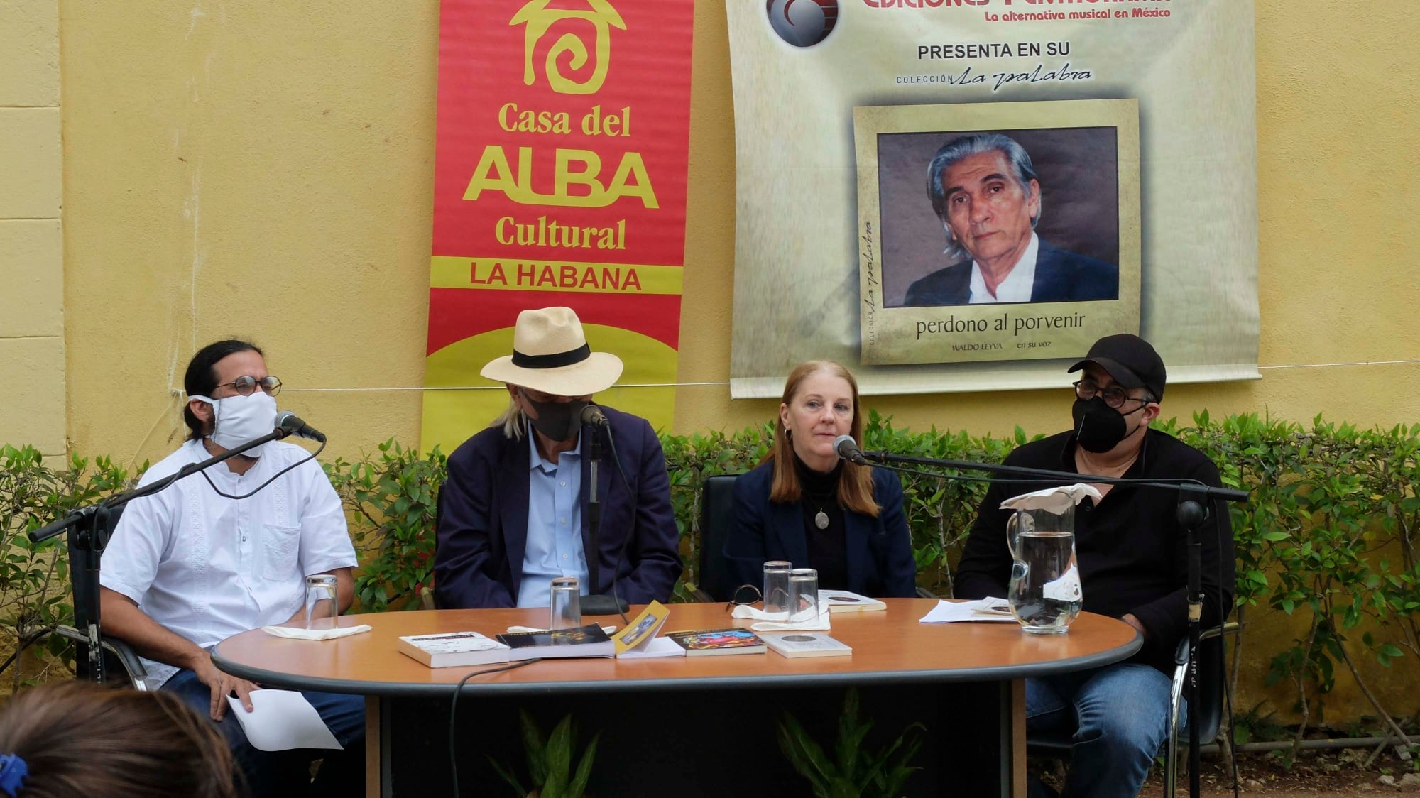 presentan-libros-de-waldo-leyva-y-margarita-sanchez-gallinal