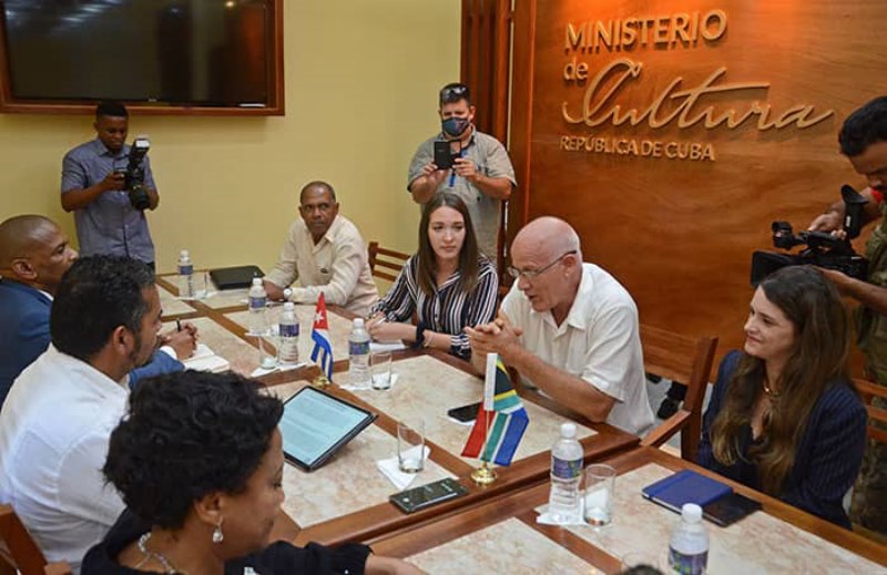 sudafrica-y-cuba-intercambian-con-miras-a-estrechar-sus-lazos-culturales