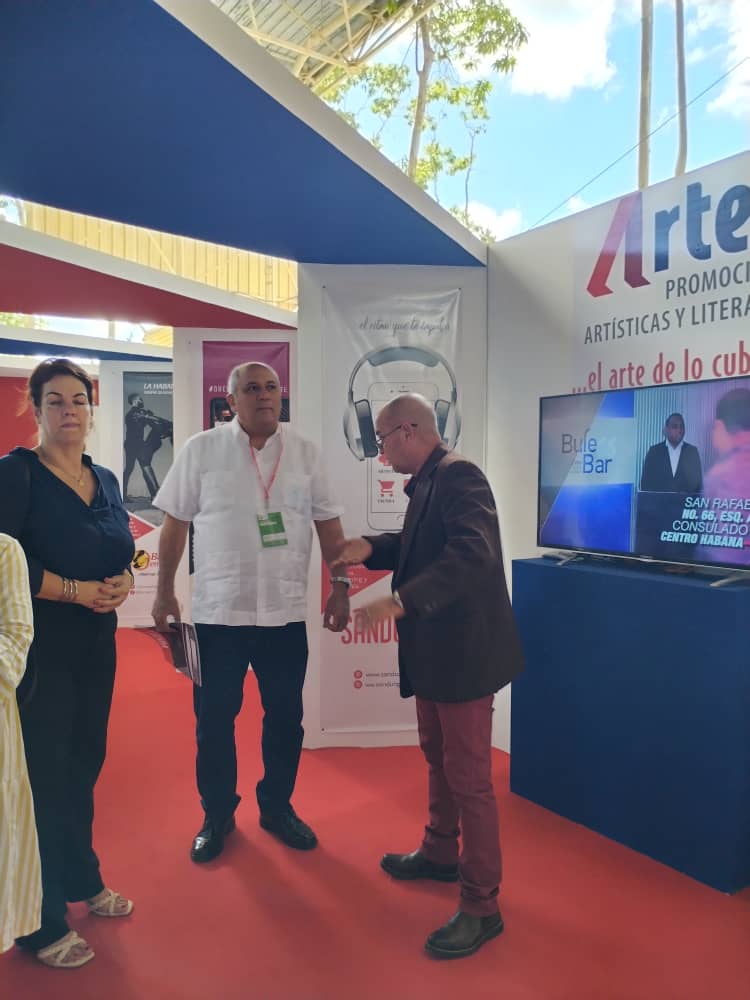 visita-ministro-de-cultura-stand-de-artex-sa-en-fihav-2022